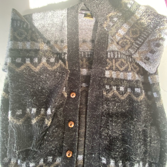 Wool Cardi w/ wood buttons - Picture 3 of 6